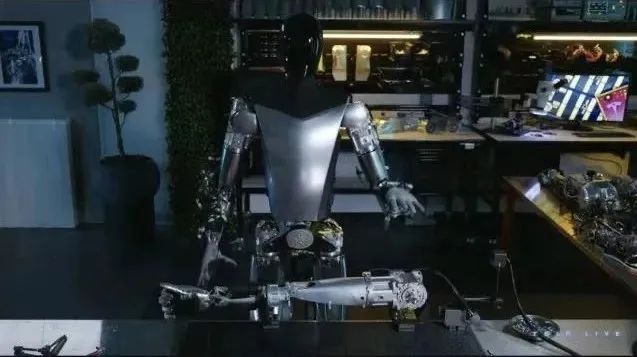 图丨投资者日大会上，特斯拉视频展示人形机器人 Optimus 正在制造另一个机器人（来源：资料图）