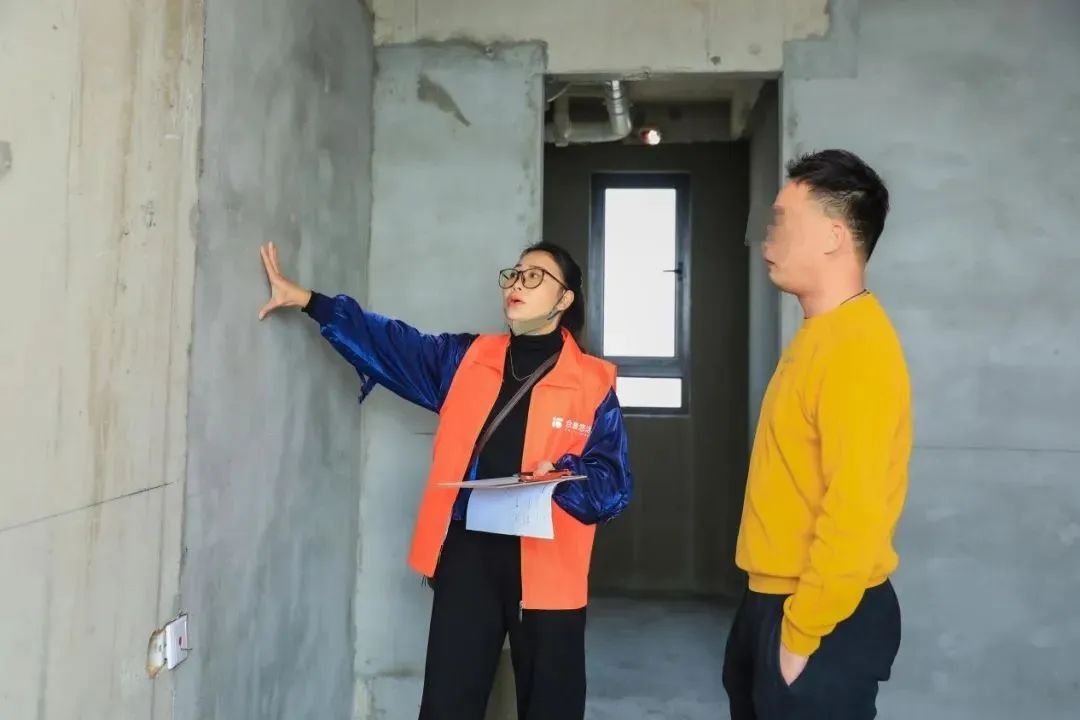 专业工作人员陪同客户验房.