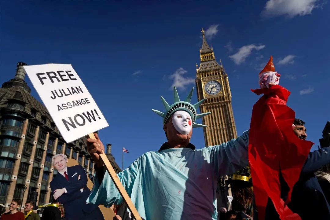 昨年10月，阿桑奇的解救者在伦敦议会大厦外抗议阿桑奇被拘留。图源：视觉中国