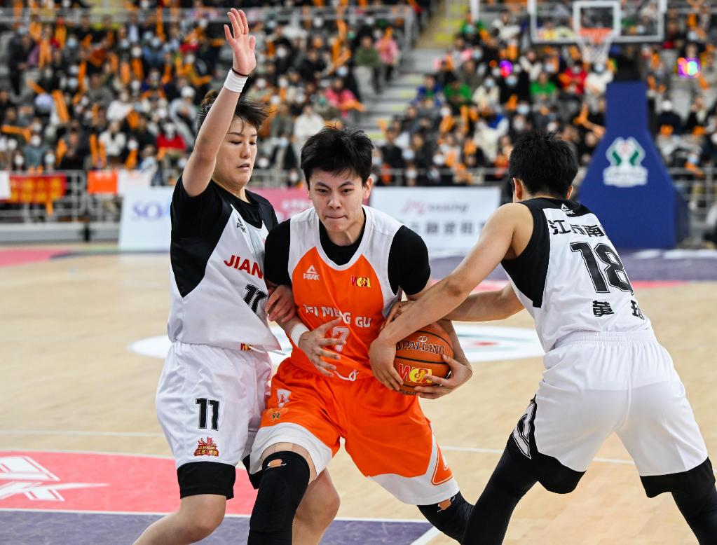 &nbsp;&nbsp;&nbsp; 3月1日,内蒙古队球员杨舒予(中)在比赛中持球突破