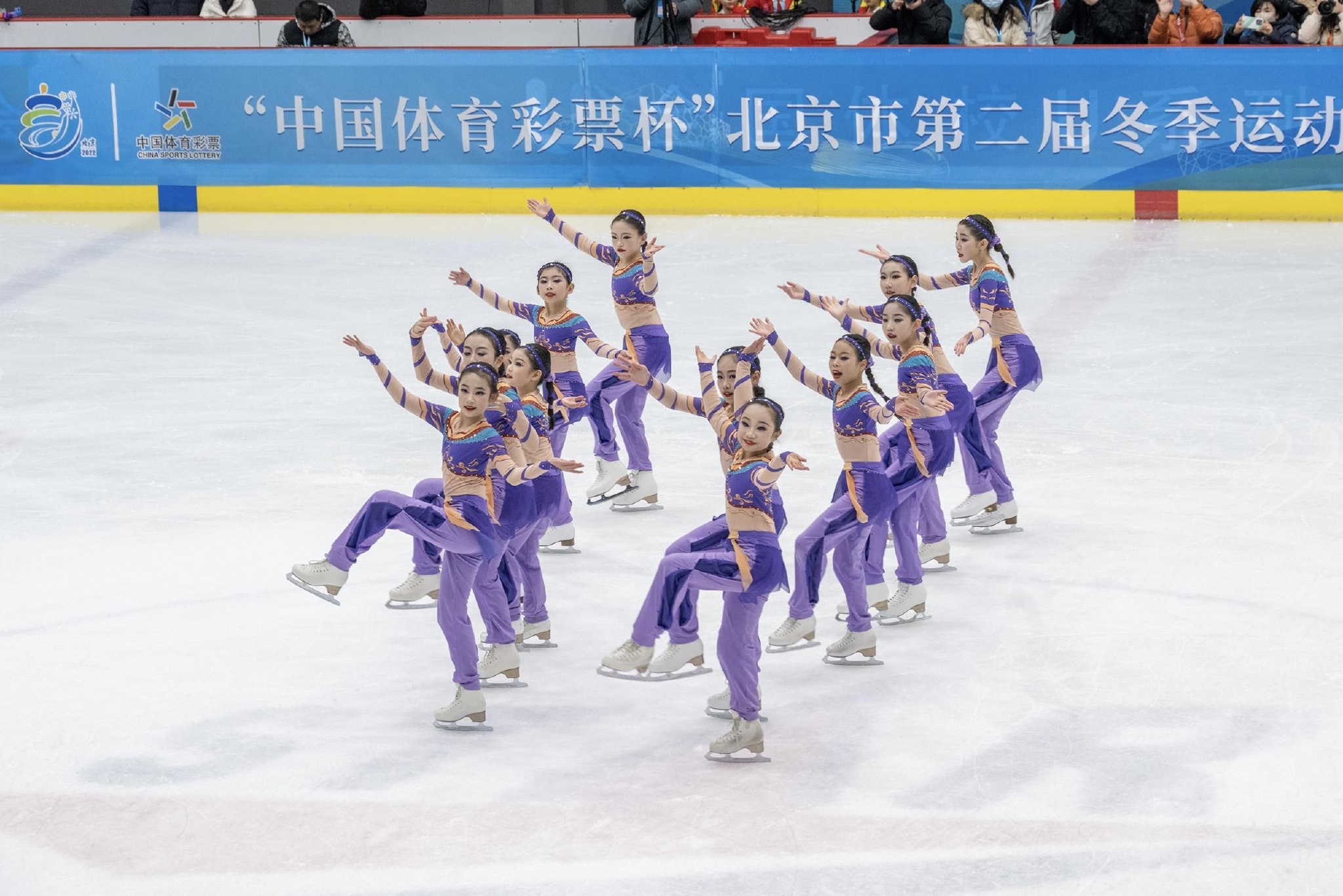 挑战螃蟹步,融入飞天元素,清华附小15名花滑小将二冬会夺冠_新浪新闻