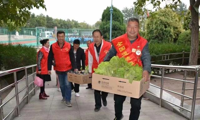 爱心蔬菜送往养老院