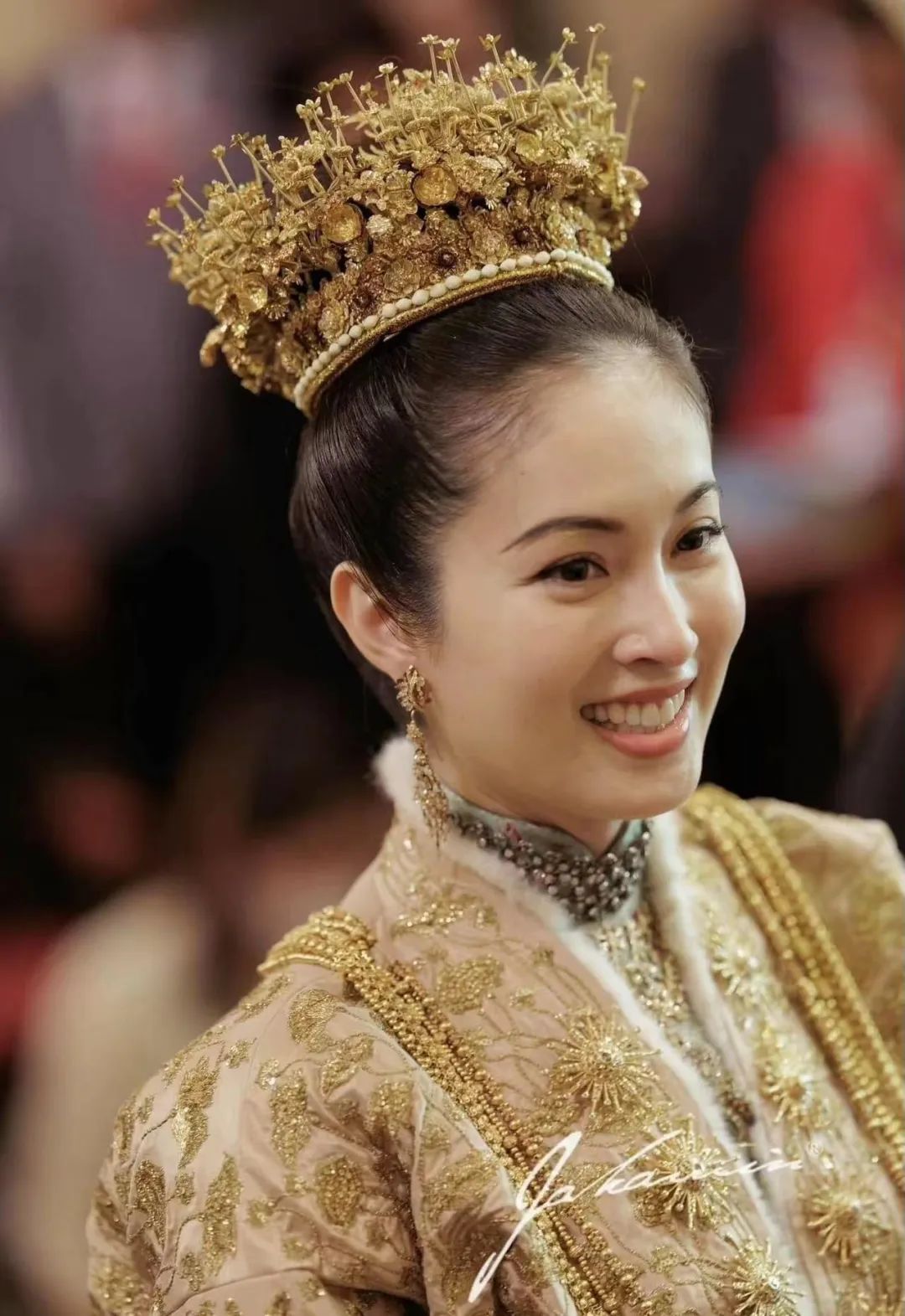 泰国最美变性人大婚,戴高珠登杂志封面|张家辉|婚礼|扫毒|单身|华人_新浪娱乐_新浪新闻