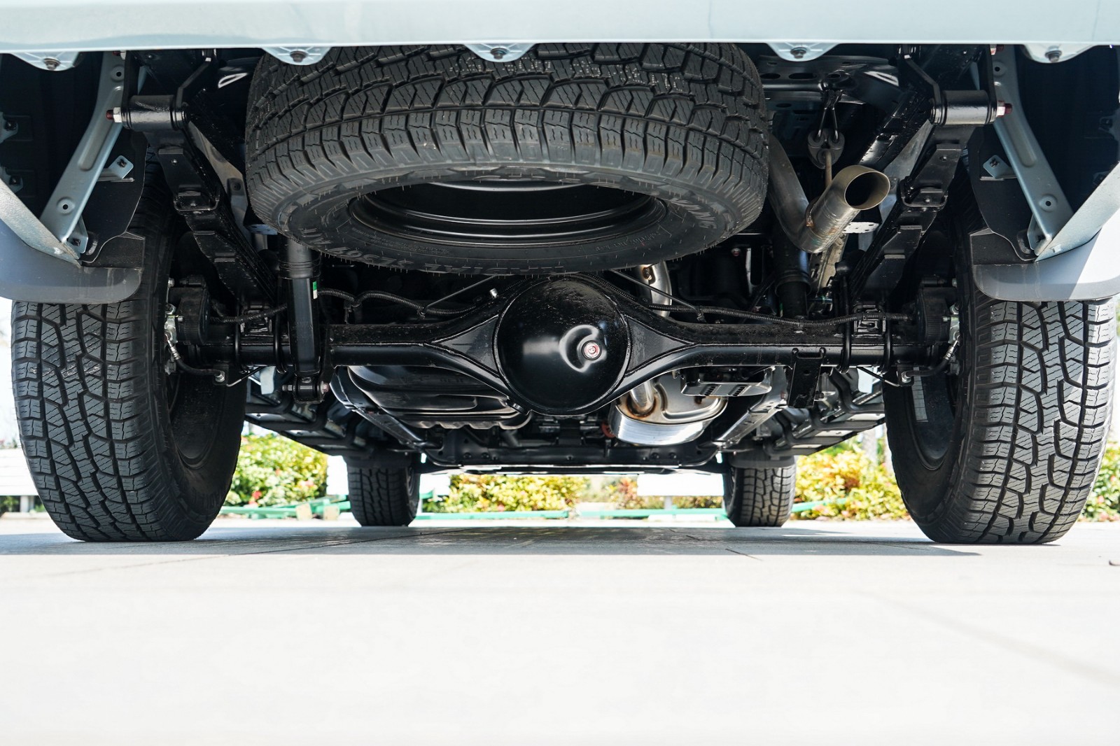 悬架部分,采用常见的前双横臂式独立悬