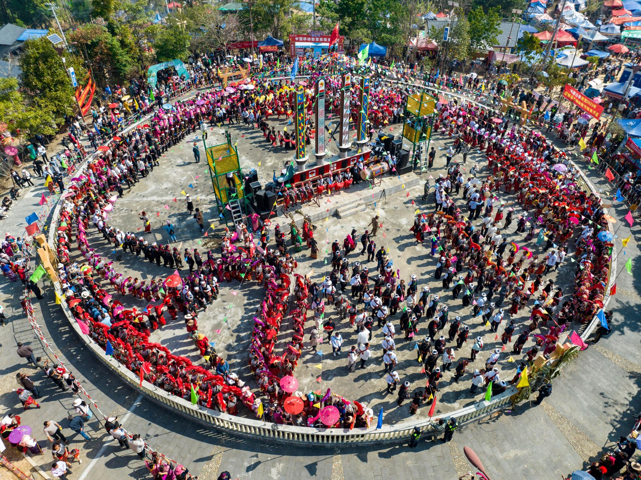 云南瑞丽举行目瑙纵歌节