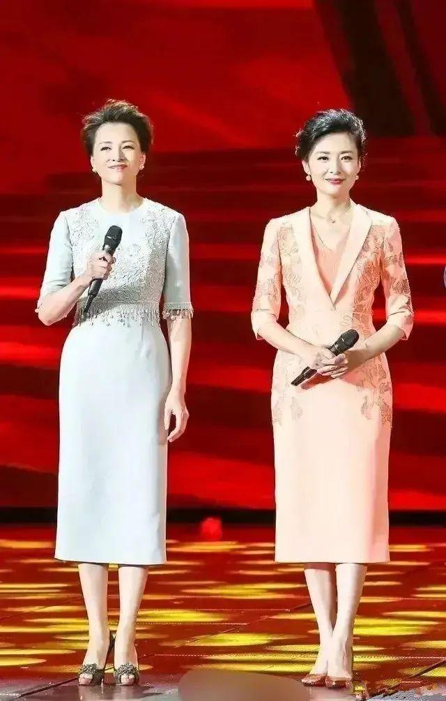 像董卿、周涛这个年纪的女人,真的就是发型和穿搭决定了一切