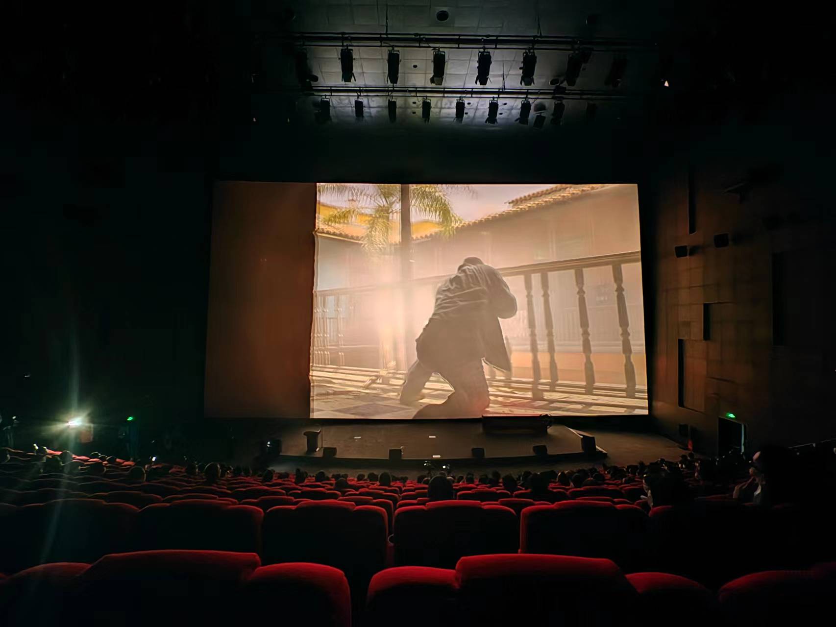 嘉宾在观看巨幕影院效果.新京报记者&nbsp;浦峰 摄