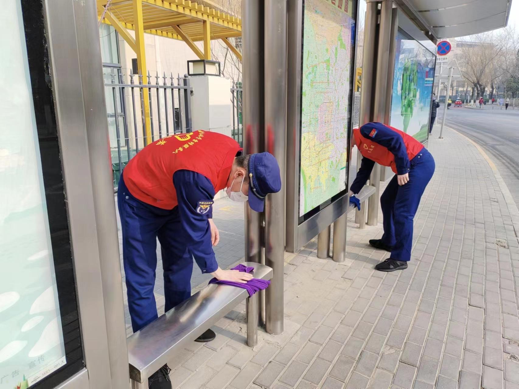 丰台区消防救援支队组织各个消防站深入辖区老年综合服务中心养老院开展学雷锋活动。丰台区消防救援支队供图