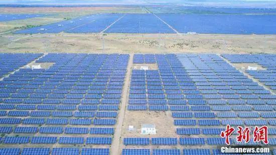 资料图：航拍全球最大装机容量的光伏发电园区——青海省海南州千万千瓦级生态光伏发电项目。马铭言 摄