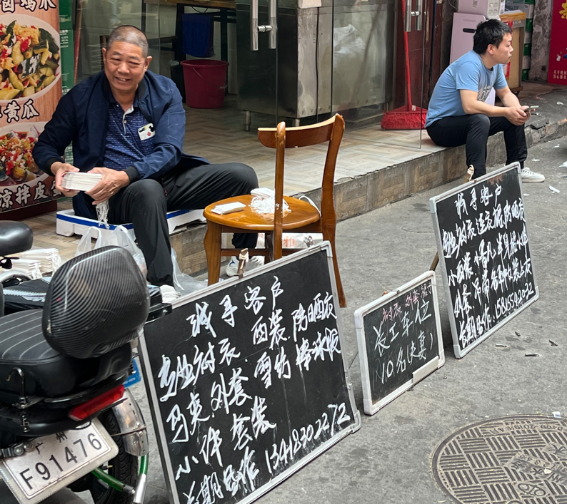 “吸引人”的城中村东莞白天空无人,晚上开始陷入狂欢