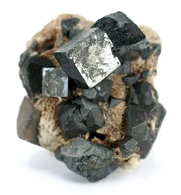 原始的钙钛矿矿石。图片来自维基百科
