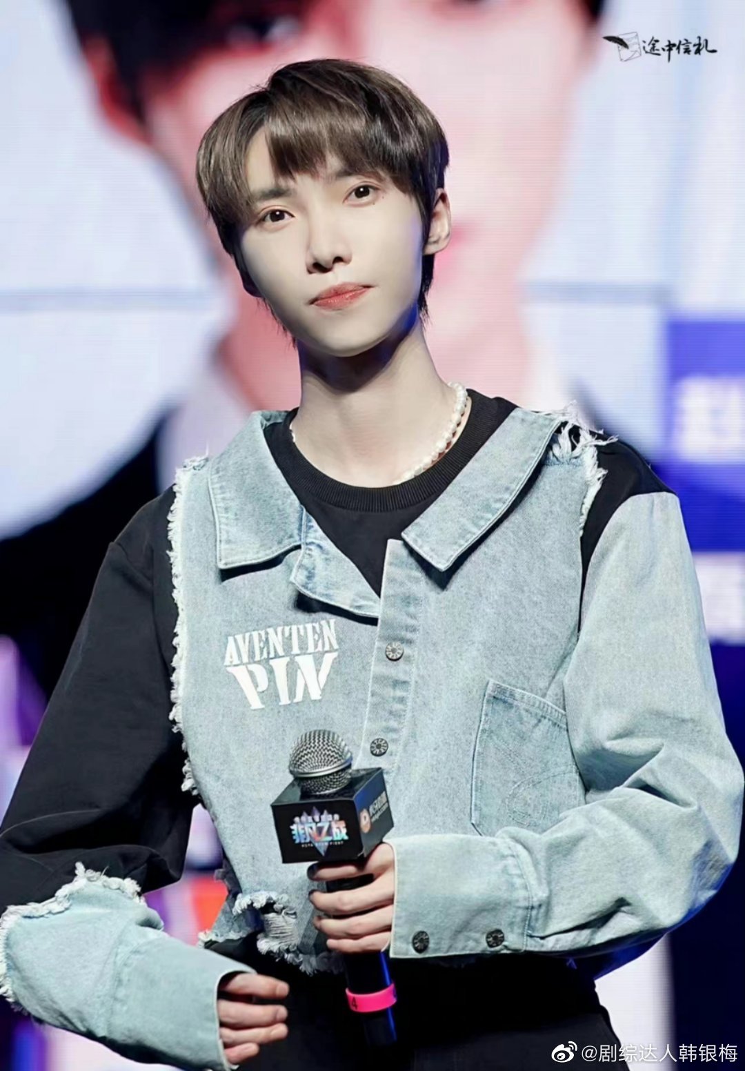 赵磊电竞直播状态好绝,牛仔黑色拼接上衣设计感好强……|赵磊|直播