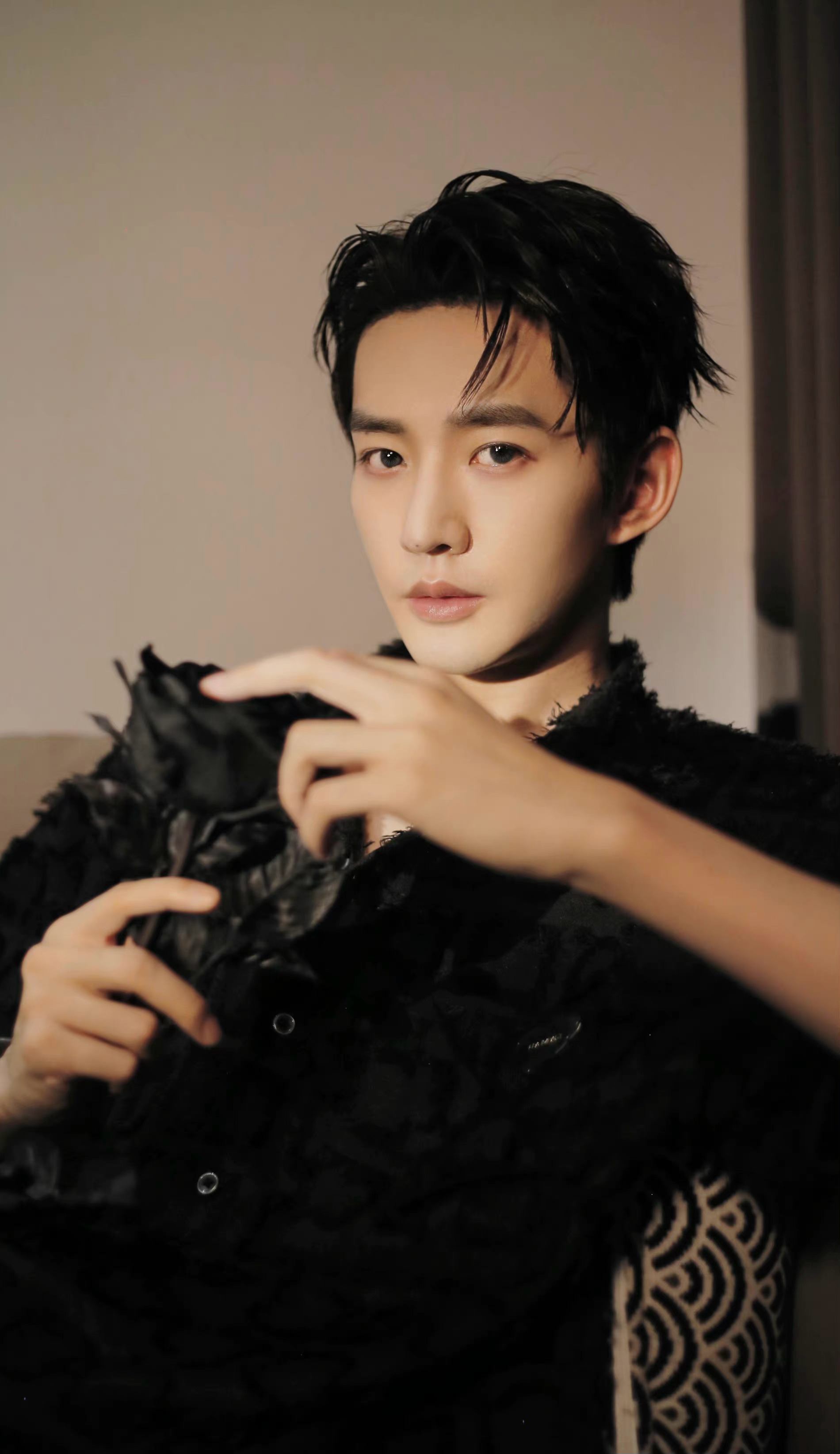 邓为手持黑色玫瑰,充满了神秘感,时尚帅气盛世美颜!|玫瑰_新浪新闻