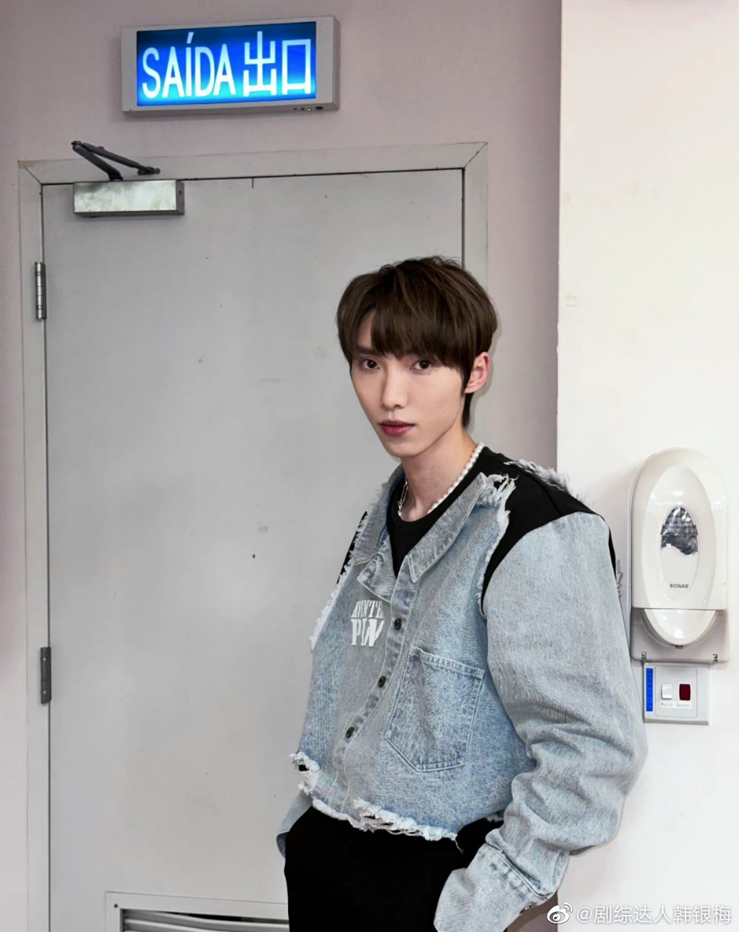 赵磊电竞直播状态好绝,牛仔黑色拼接上衣设计感好强……|赵磊|直播