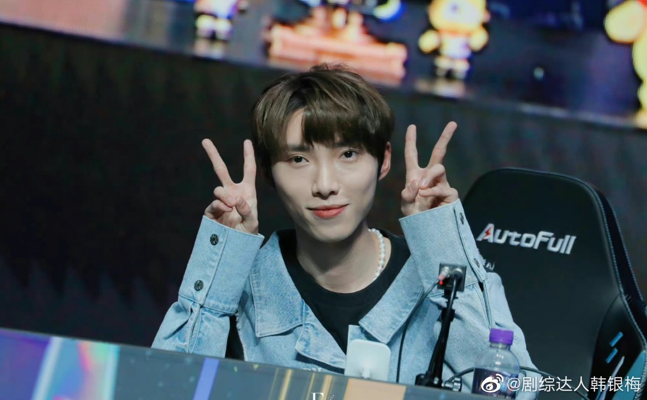 赵磊电竞直播状态好绝,牛仔黑色拼接上衣设计感好强……|赵磊|直播