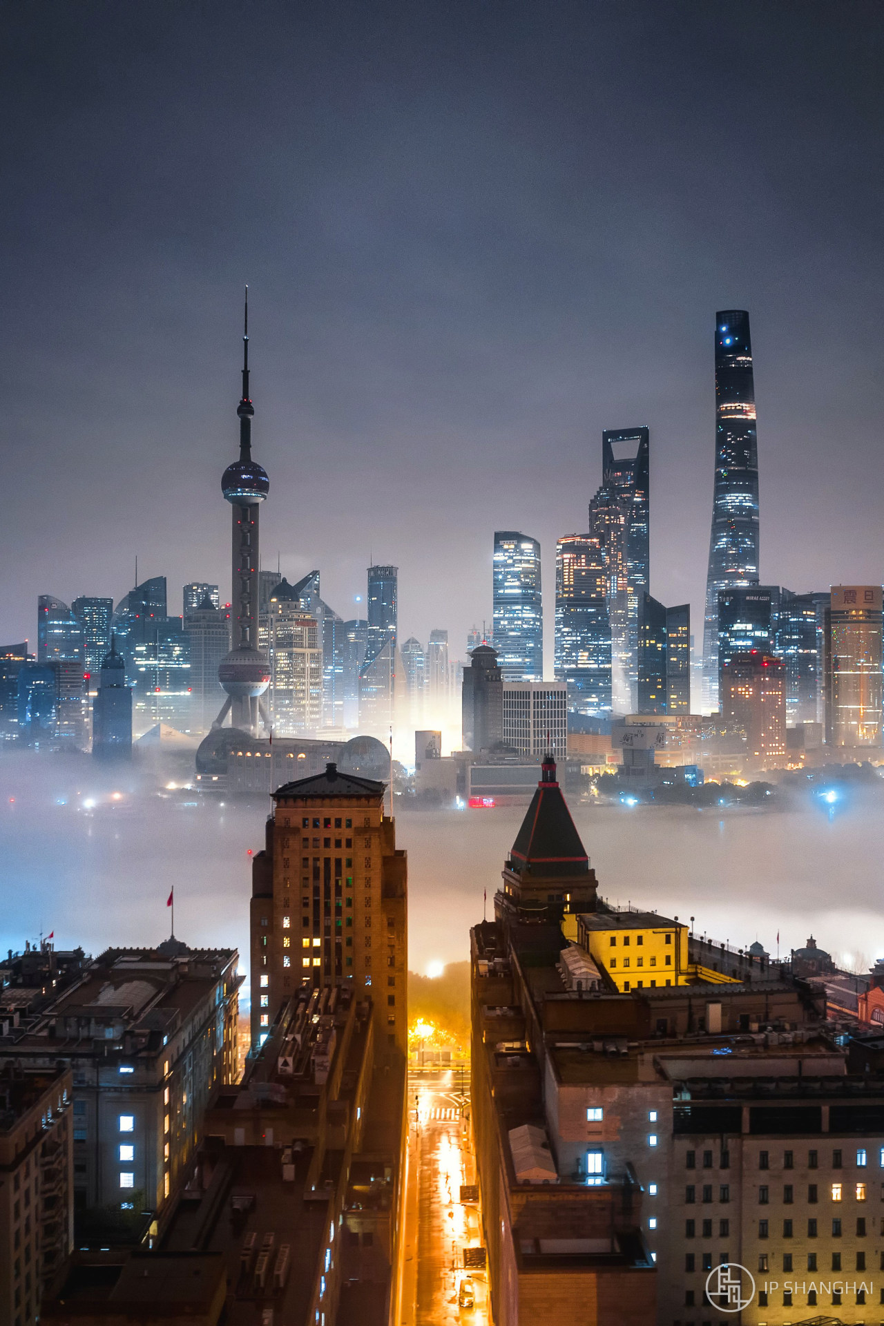 2023年1月13日,上海黄浦江夜景平流雾仙境.来源:肖扬/ip shanghai