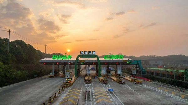 图为s71华常高速沅江南收费站