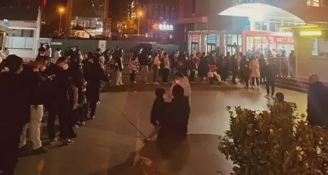 多地学校停课，医院爆满，抢药潮又来：这一波甲流为啥这么猛？