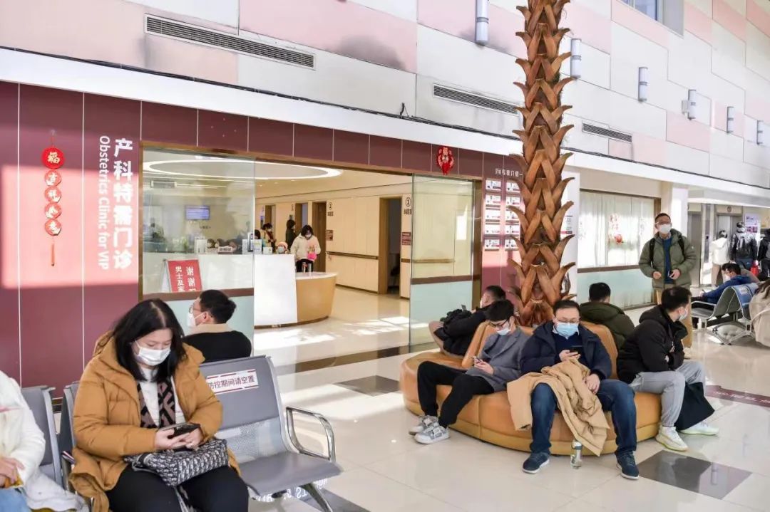 在复旦大学附属妇产科医院的产科门诊前,患者和家属在候诊