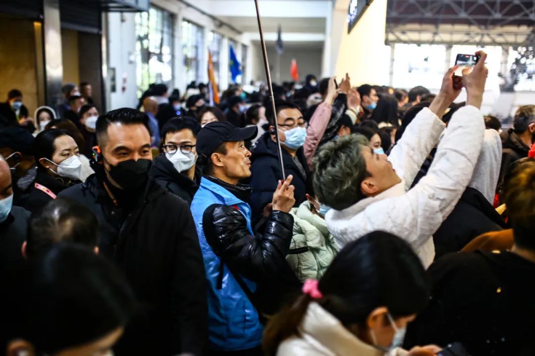 到处抢人…都抢疯了！老板急得直跺脚：兼职20万年薪，还招不到人！_手 …