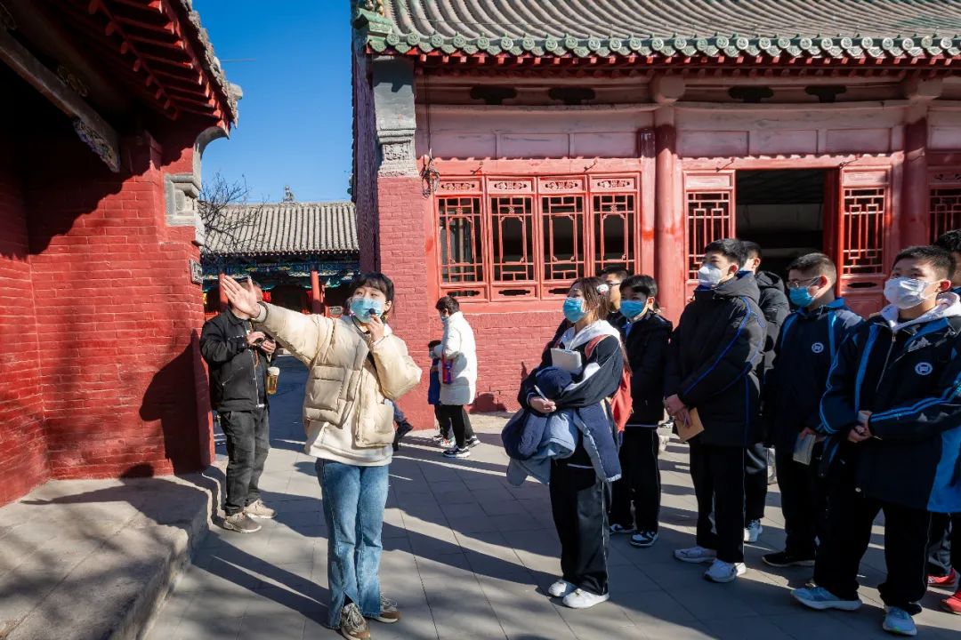 1月30日,河南安阳,汤阴县岳飞庙景区,学生听导游讲解.图/视觉中国