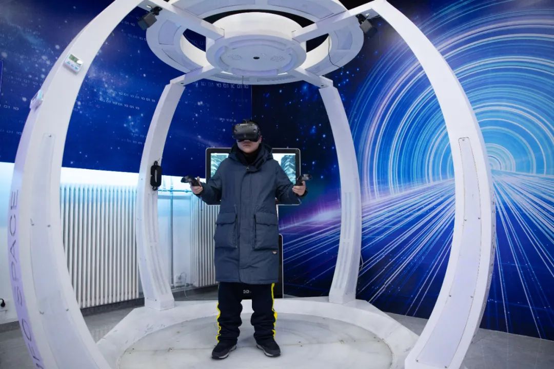 ▲2月12日，哈尔滨，游客在冰雪元宇宙体验中心体验虚拟现实（VR）滑雪。图/新华社