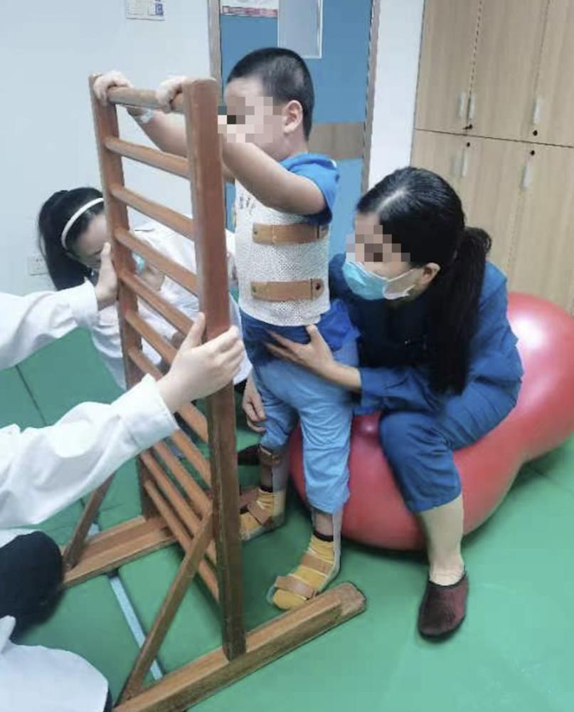【视频】140余天的治疗，从17楼坠落的4岁男孩奇迹般站起来了！