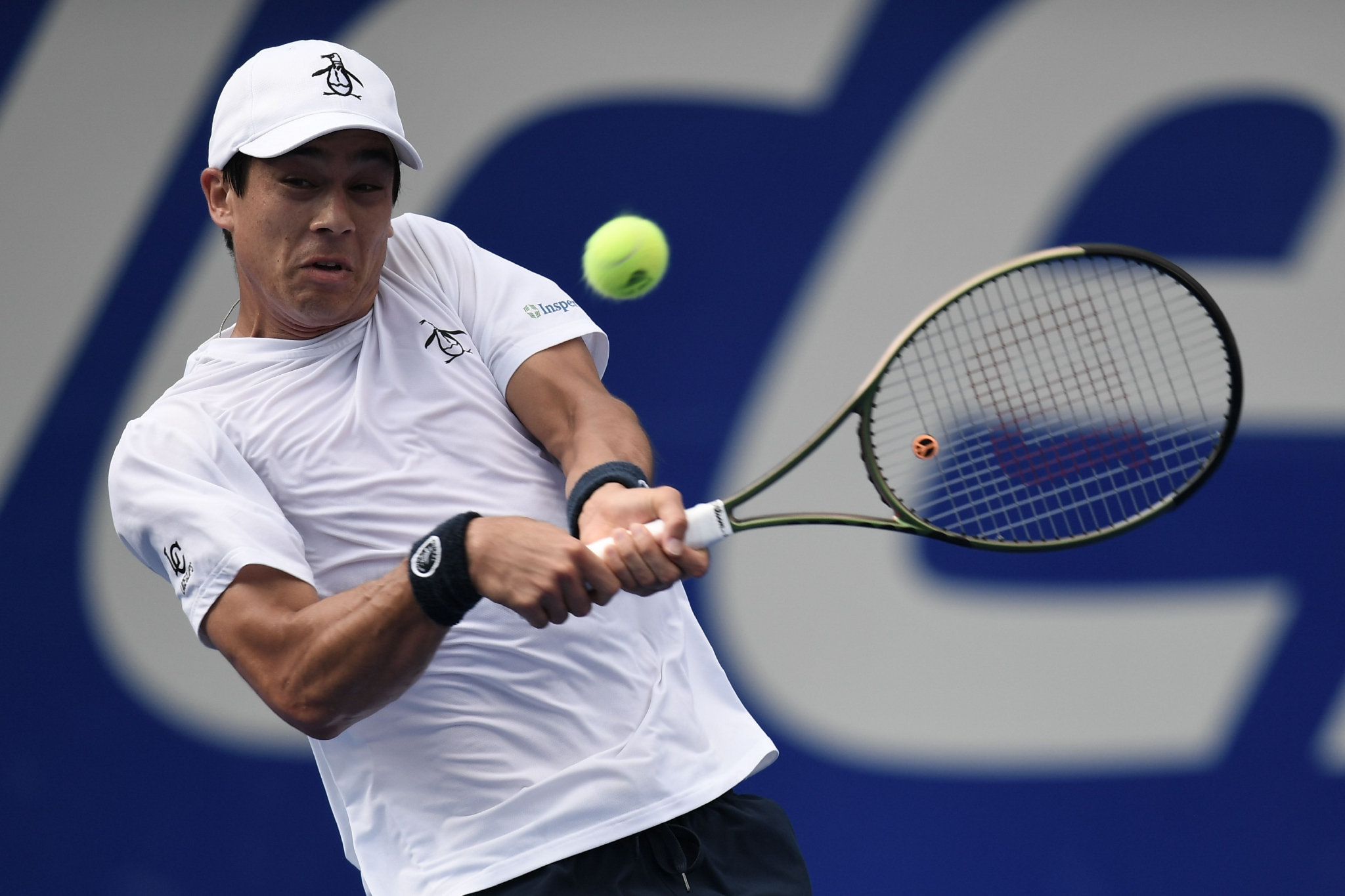 新华社记者 辛悦卫 摄3月2日,麦克唐纳在比赛中发球.