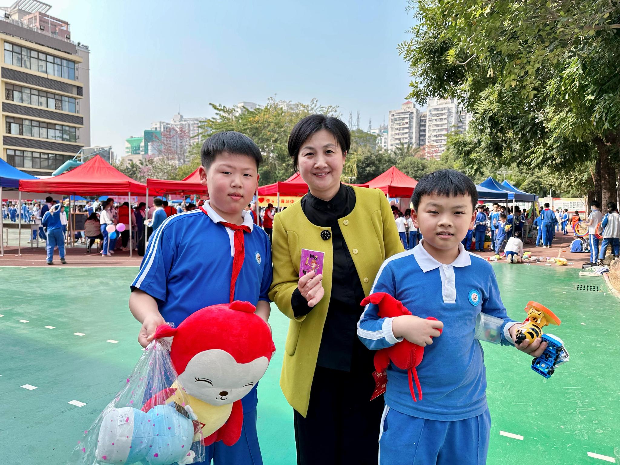 家校携手师生齐上阵景鹏小学红领巾义卖活动热闹非凡