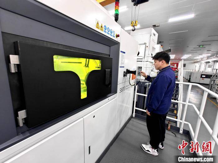 图为创新中心的技术人员操作3D打印设备。　航天科技六院供图