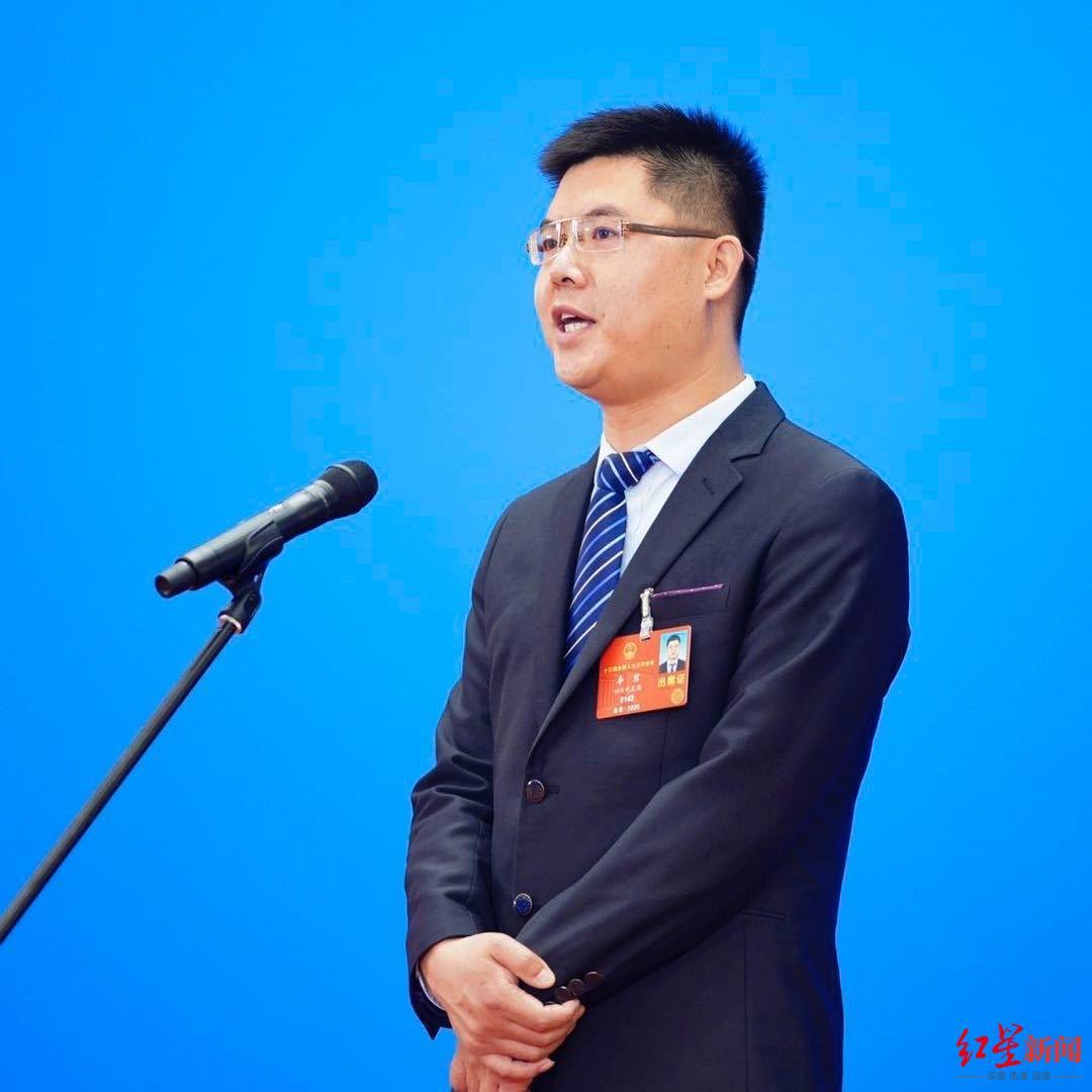 全国人大代表李君：建议直播平台每个账号日打赏额不超100元