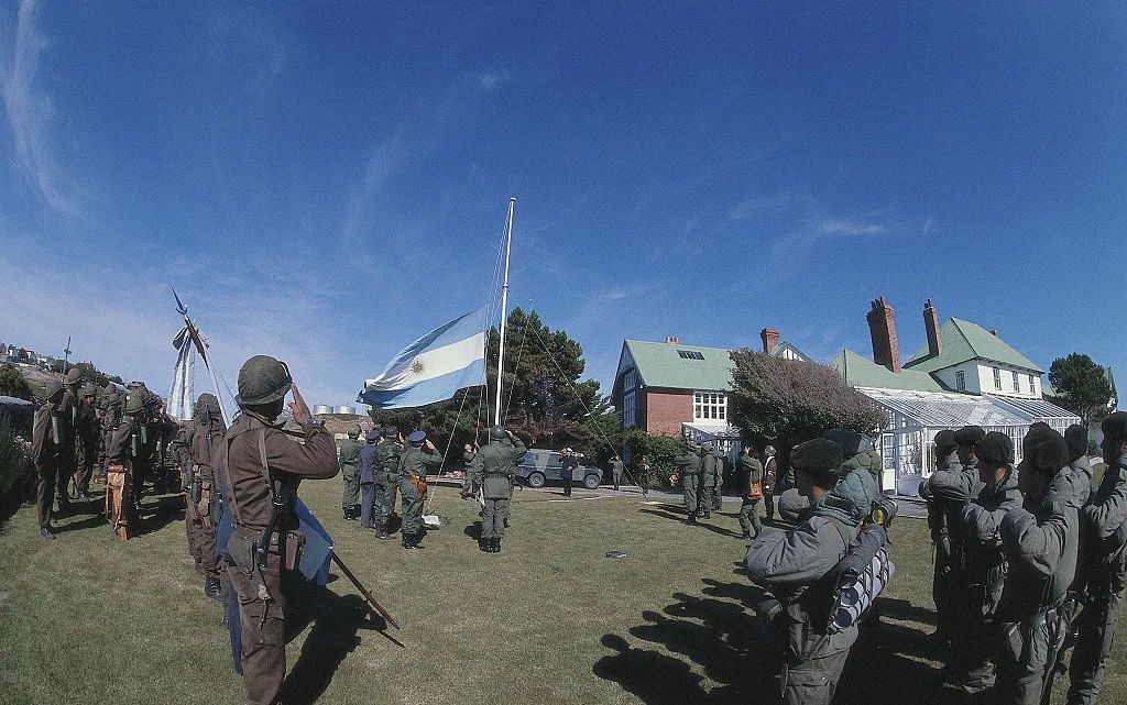 资料图:马岛战争期间,阿根廷军队占领了英国军营,举行升旗仪式.