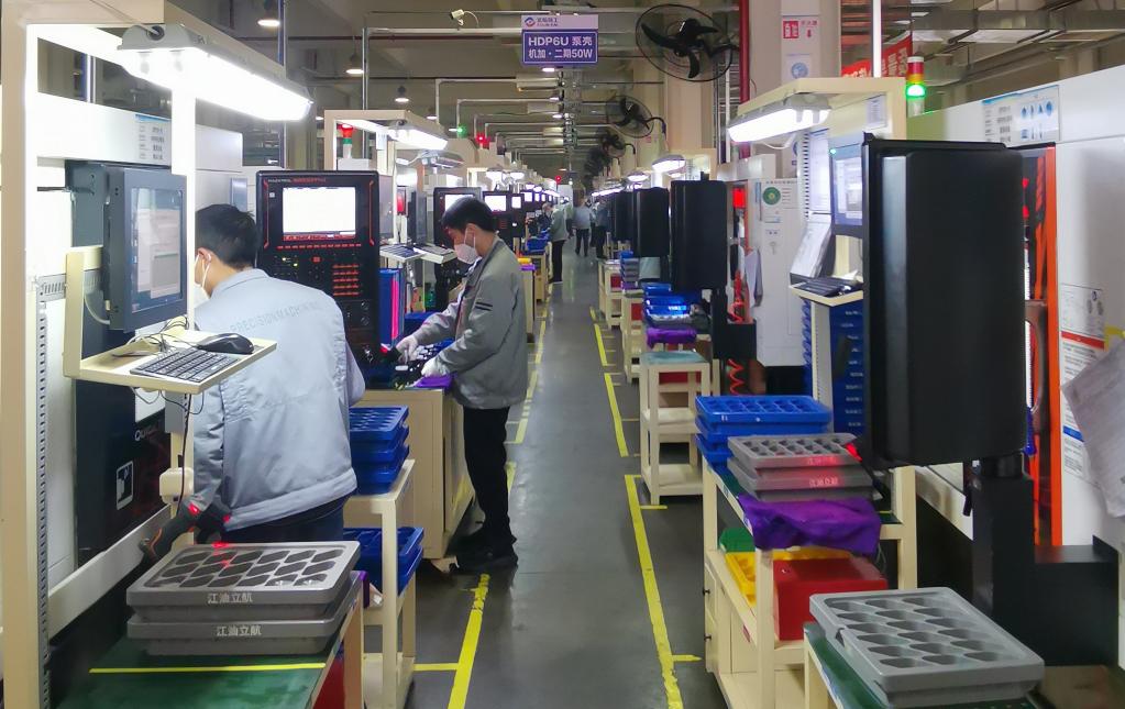 工人们正在绵阳富临精工股份有限公司的智能生产线上忙碌着.