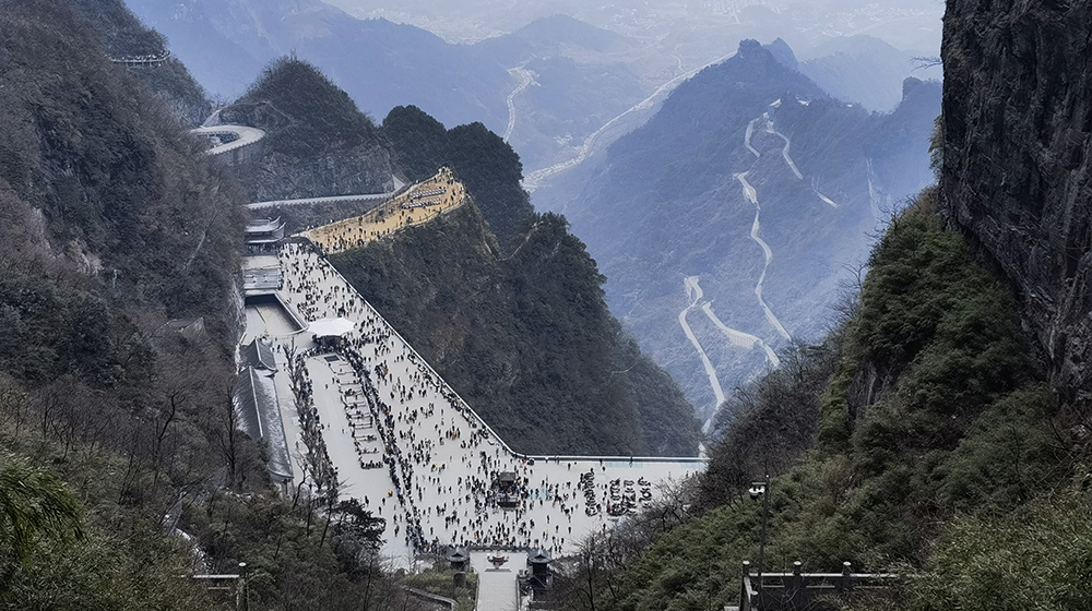 这是1月26日拍摄的在张家界天门山景区排队的游客。新华社  资料图