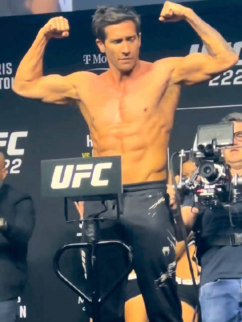 性感MAN爆！老吉又拼了！上UFC称重台秀肌肉！|UFC_新浪新闻
