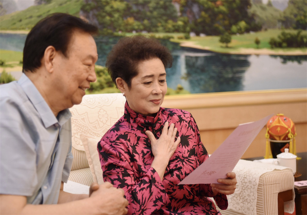 黄婉秋收到习近平总书记的回信。《广西日报》图