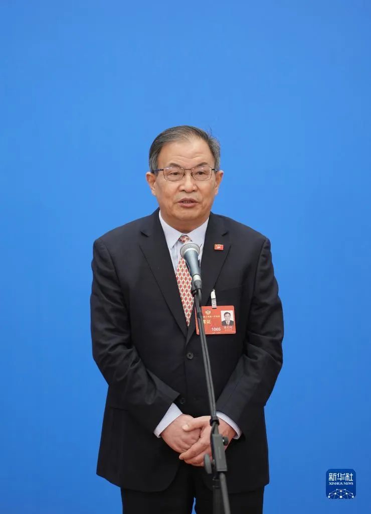 全国政协委员唐长红接受媒体采访。