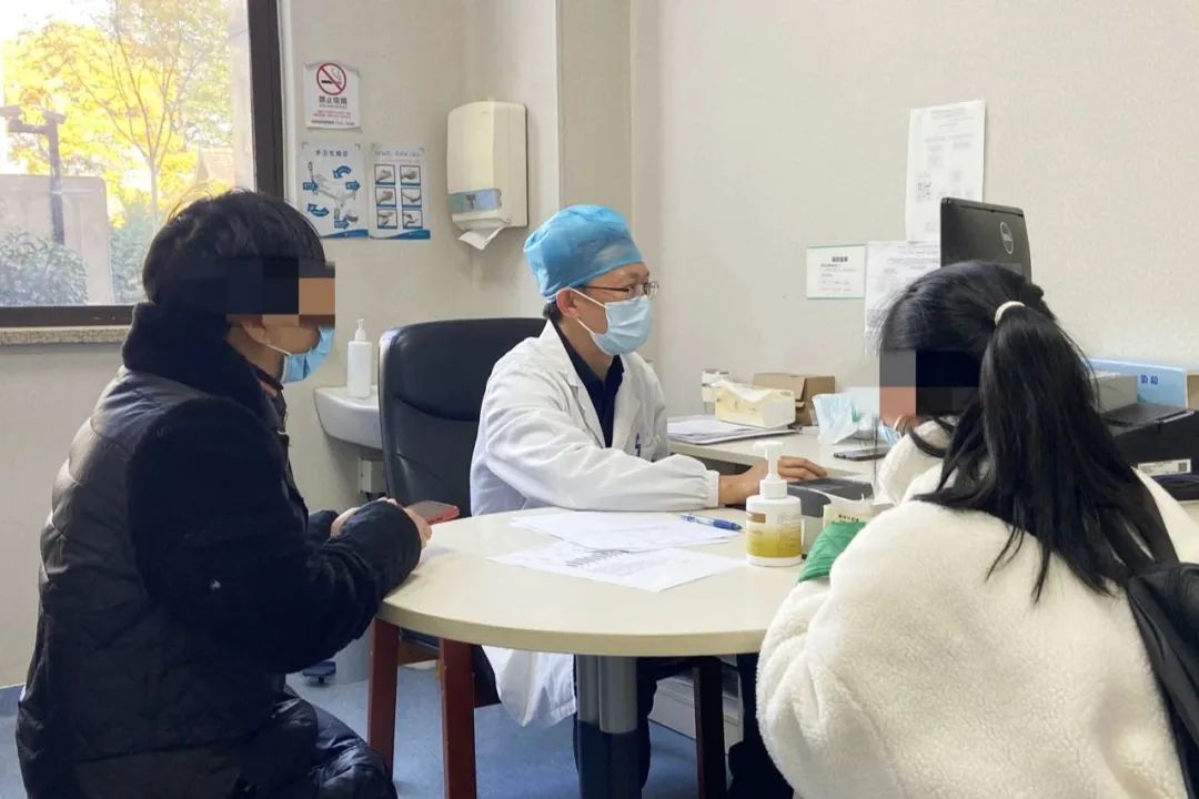 杭州市第七人民医院主任医师谭忠林在抑郁科对青少年做抑郁障碍诊断