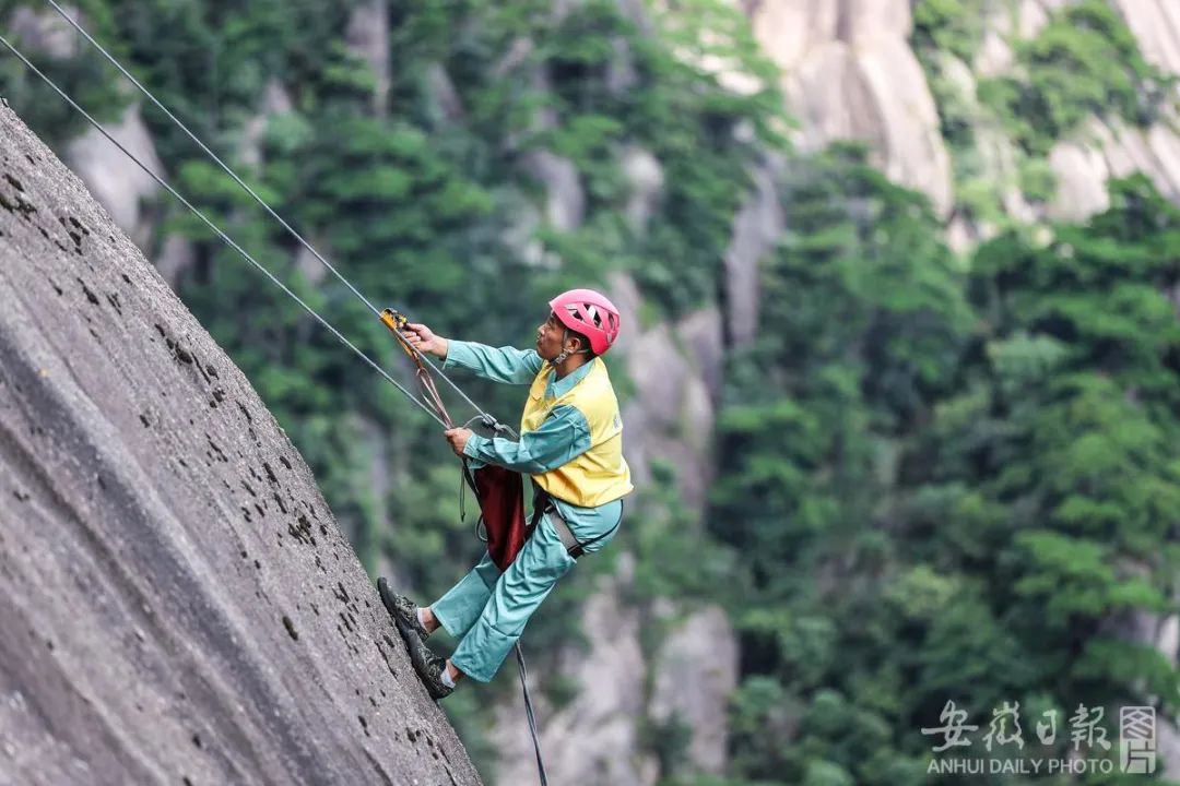 黄山风景区，李培生在悬崖峭壁上“飞檐走壁”。 范柏文/摄 来源：视觉安徽 