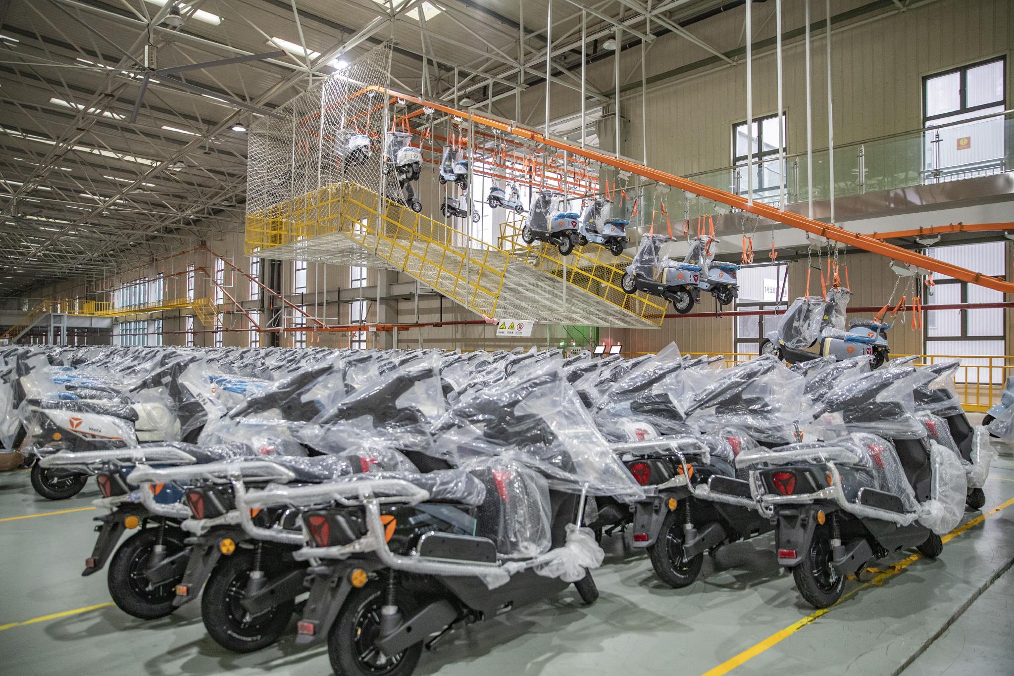 智能化运输线将成品电动车运往仓库