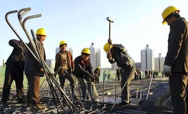 穷小伙变富豪，开飞机回村，为村民发千万红包，只因为70块钱