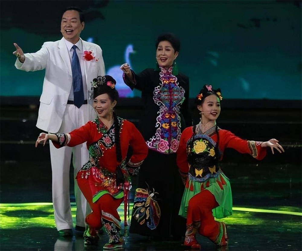 黄婉秋与爱人何有才、女儿何雁云、外孙女黎玥杉同台演出。