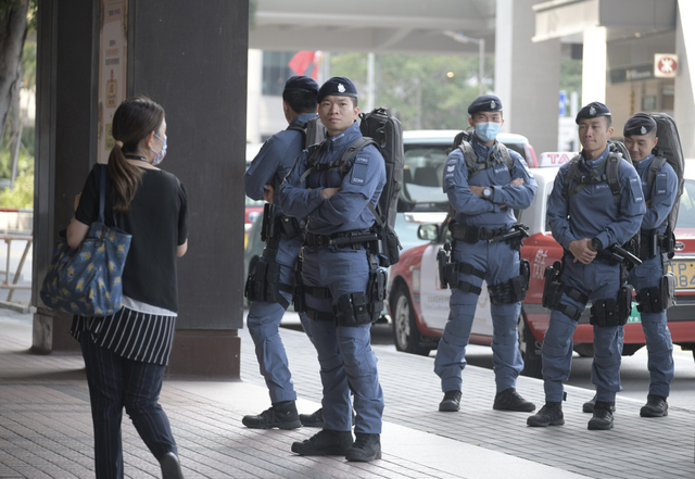 港媒:为确保两会期间香港治安稳定,港警加强在各区巡逻