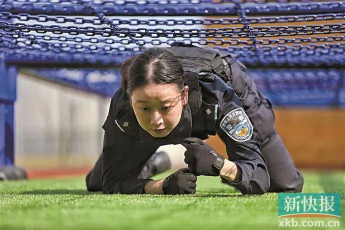 女特警冯小倩正在进行低桩网匍匐训练.