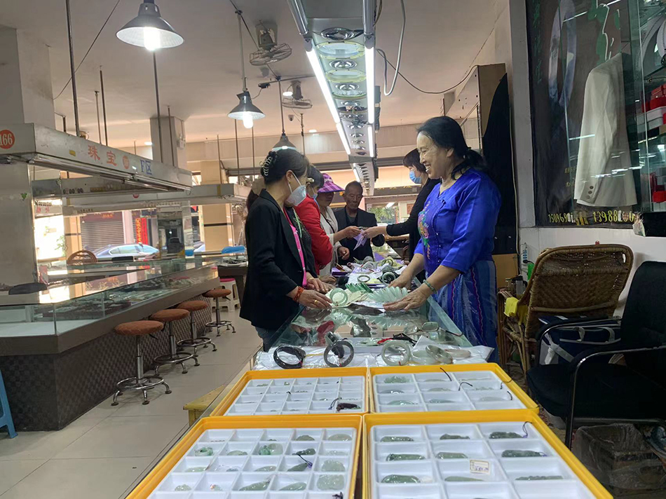 正在台丽珠宝交易市场出摊的翠姐 本文图片除特殊说明,均为受访者提供