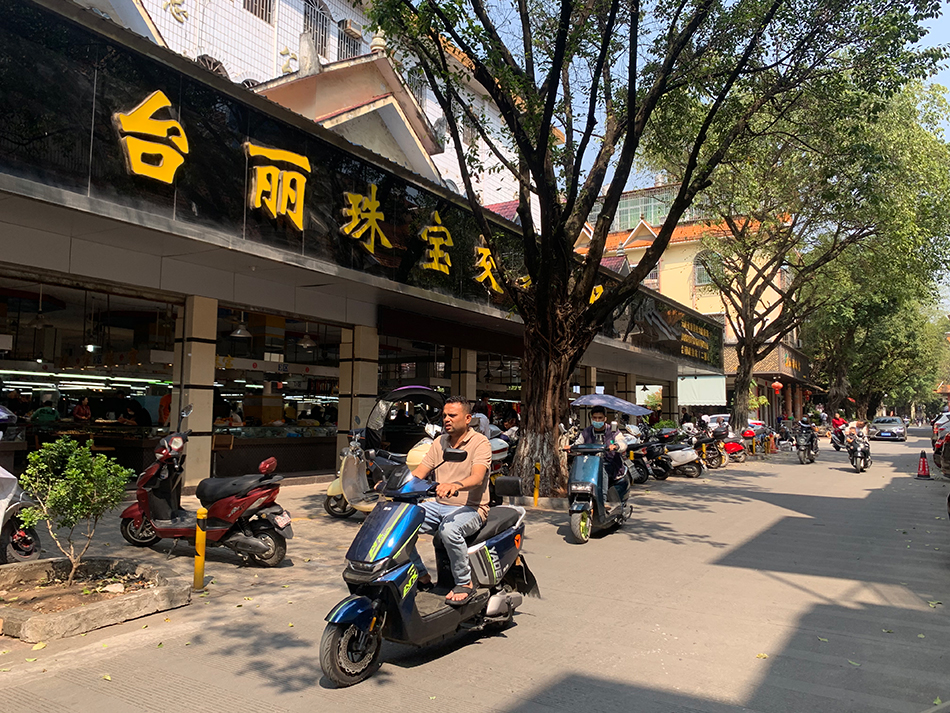 在台丽街,不时可以看到外籍人的身影