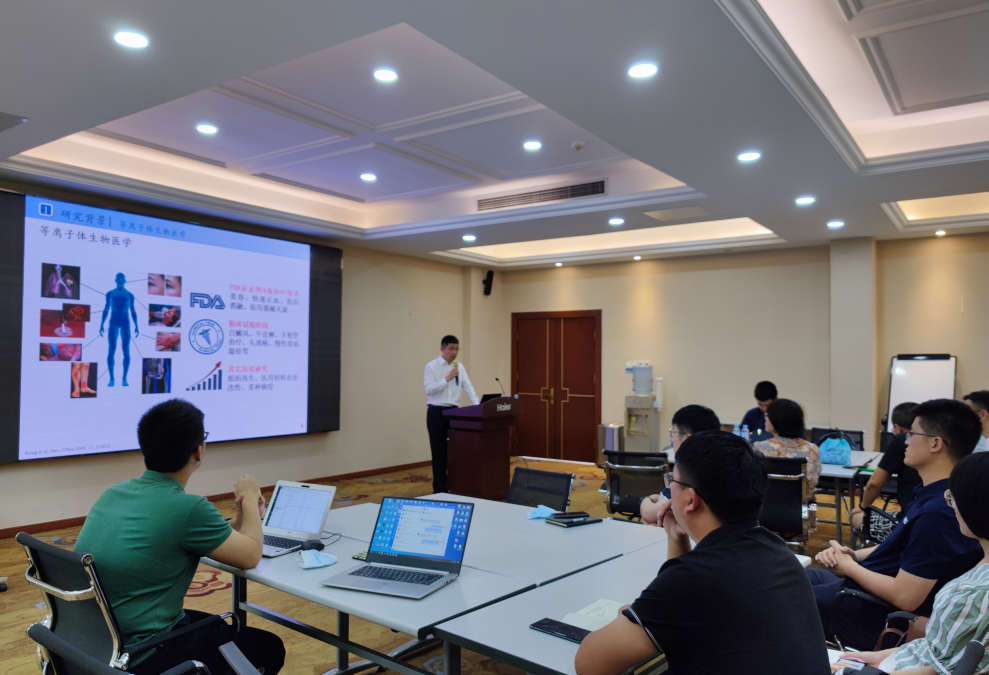 图:西安交大科研人员与海尔研发人员现场交流,技术对接