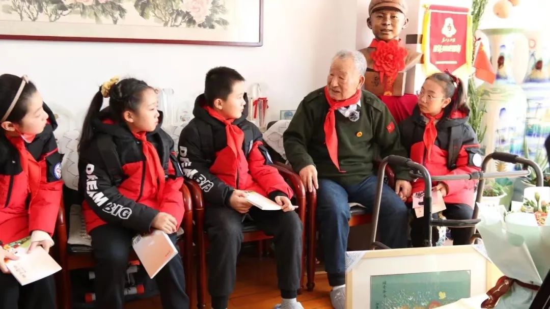 乔安山老人给孩子们讲故事.