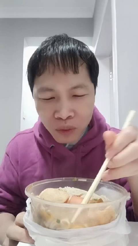 贤淑小哥忙完后饿了最开心的就是吃美食啦