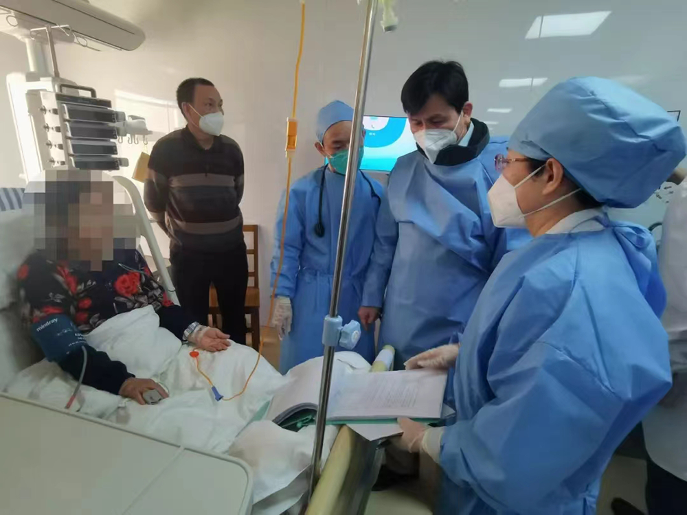 1月12日，张文宏在上海基层医院巡诊时来到朱家角人民医院。